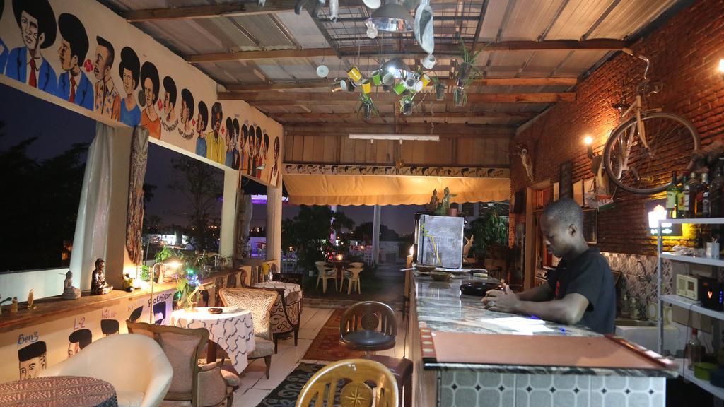 Bushman Cafe Hotel Abidjan Exterior foto